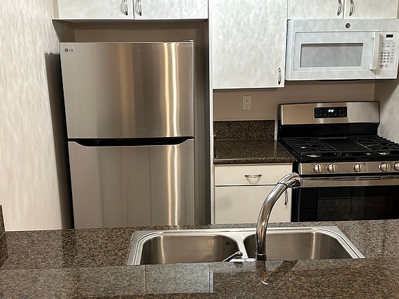 5th image of 18350 Hatteras St APT 108