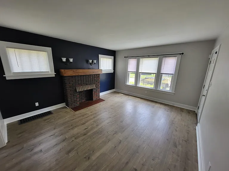 1152 W 27th St #1 — Photo 1