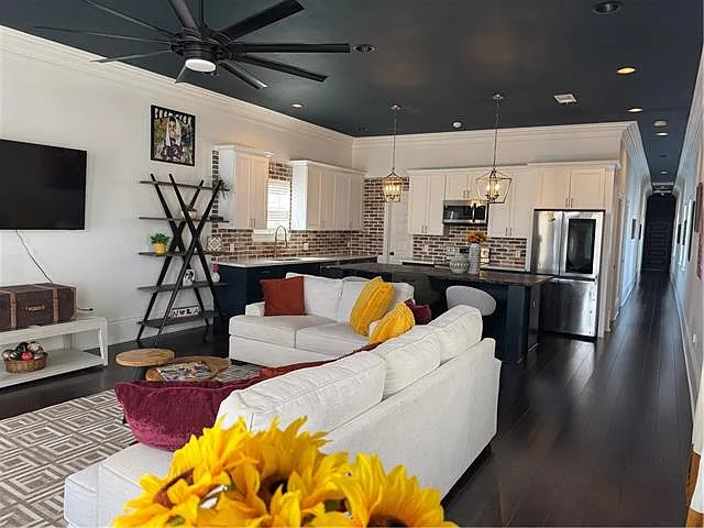 4 bed, 3.0 bath, 2150 sqft, $3,400 — Photo 4