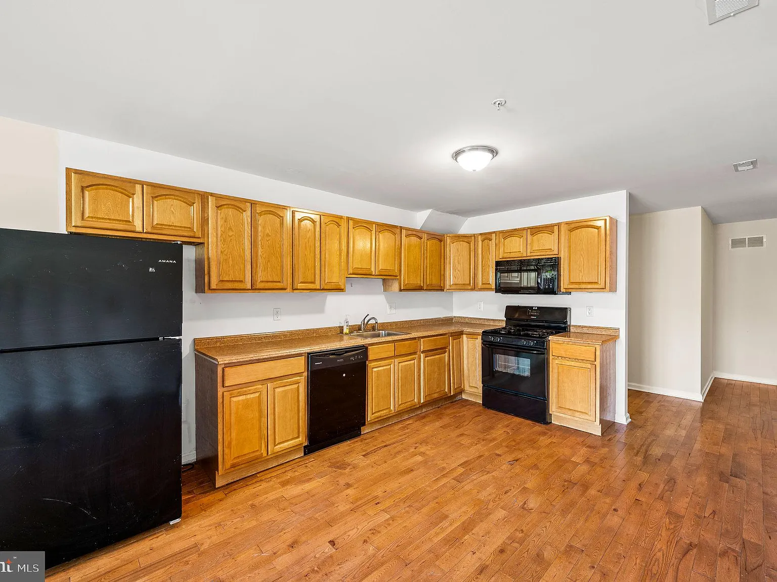 5 bed, 5.5 bath, 3162 sqft, $2,800 — Photo 4