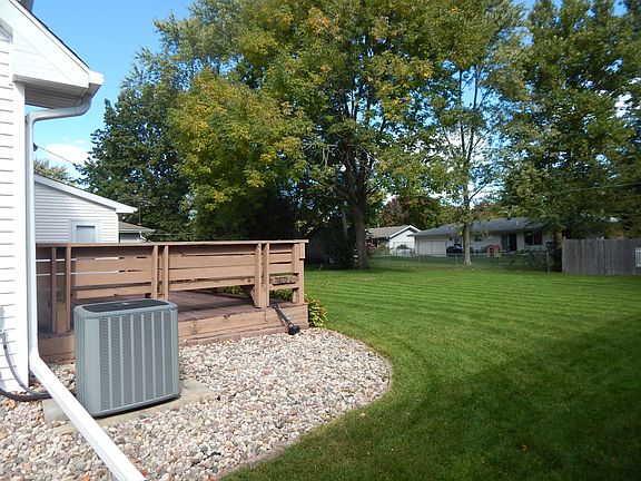 3rd image of 106 Illini Dr