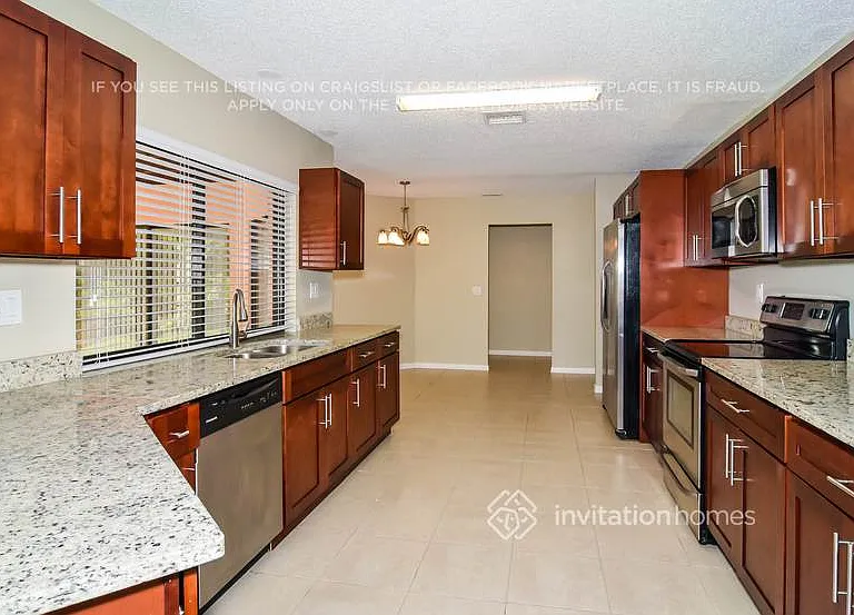 10048 NW 20th St — Photo 4