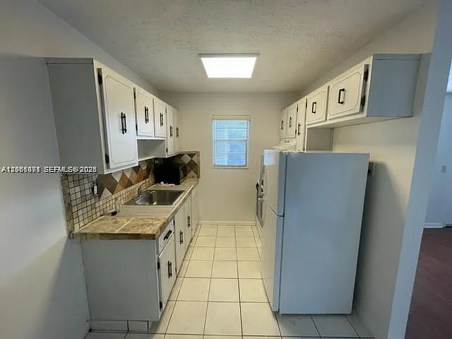 Crystal Condo — Photo 3