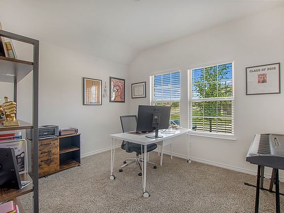 5th image of 219 Spirehaven Dr