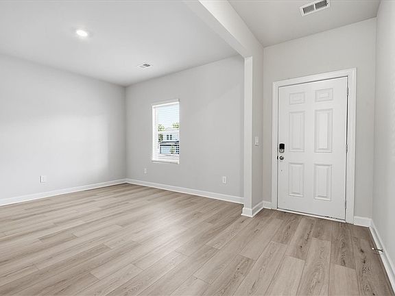 5th image of 910 Rising Oak Ct