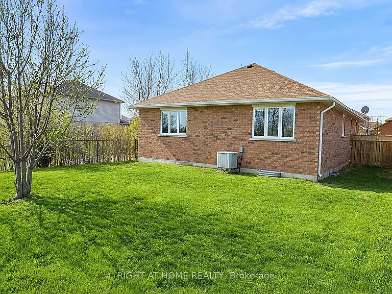 62 Highland Rd W #UPPER — Photo 11