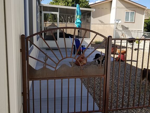 Custom gate, fully fenced