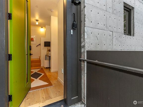 4th image of 522 Madrona Way NE #1A