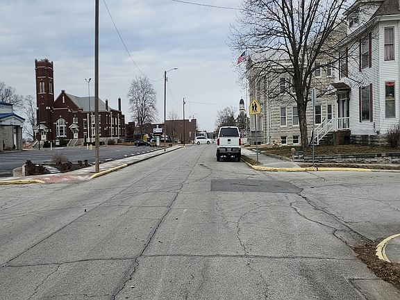 4th image of 903 S Main St