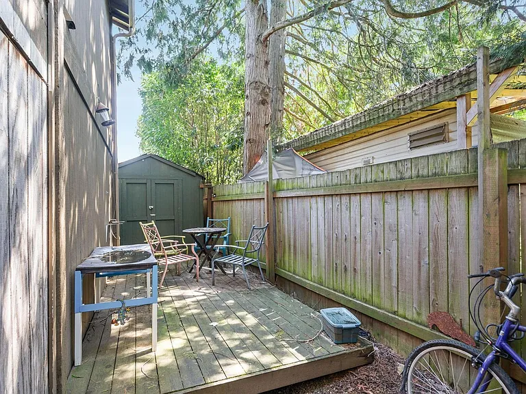 $500 off! Updated, upstairs 2-bdrm/1-bath triplex aptOn-site w/d, off-street parking, near downto... — Photo 26