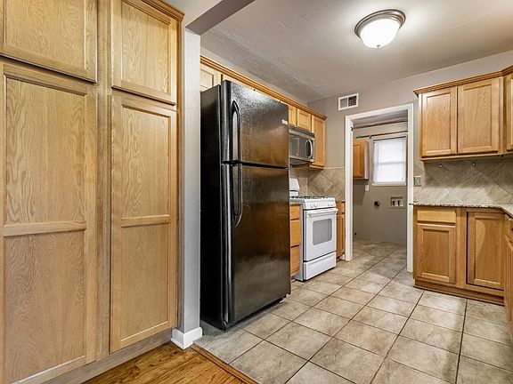 5th image of 2108 Henderson Dr