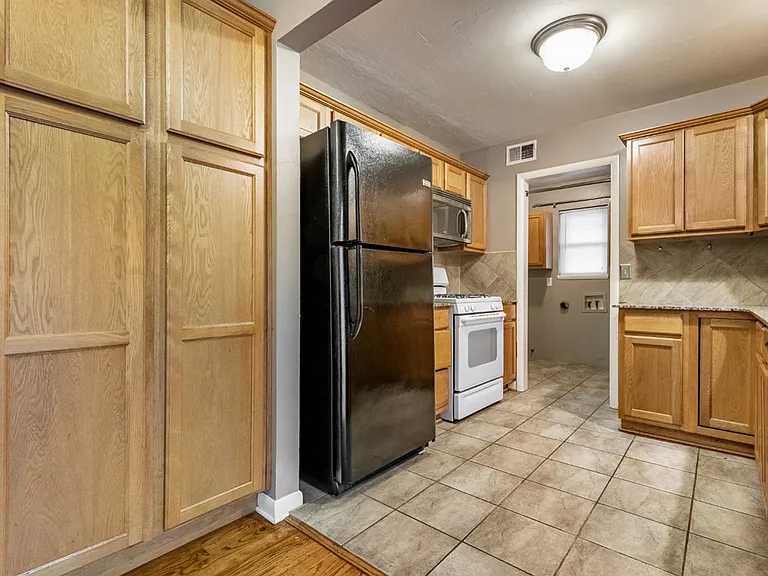 2108 Henderson Dr — Photo 5