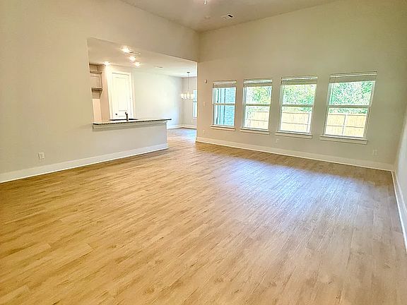 4th image of 6018 Vivian Ln