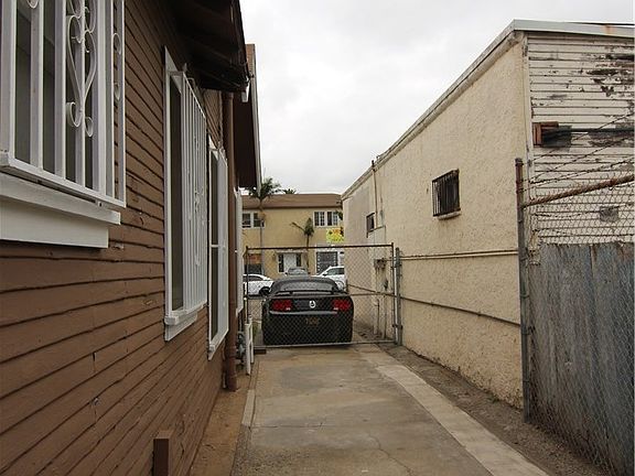 5th image of 9733 S Inglewood Ave