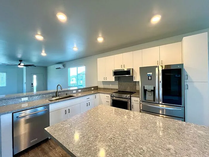 4 bed, 2.5 bath, 1851 sqft, $4,300 — Photo 3