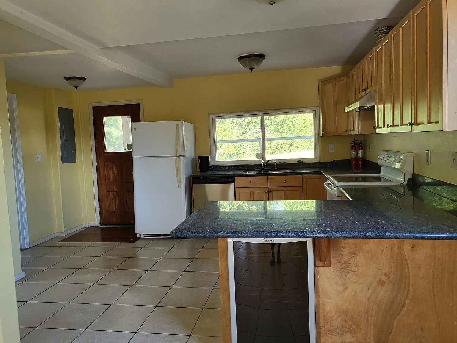 4 bed, 2400 sqft, $3,400 — Photo 4