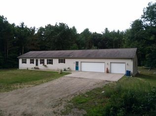 2680 Creekside Dr, Fennville, MI 49408
