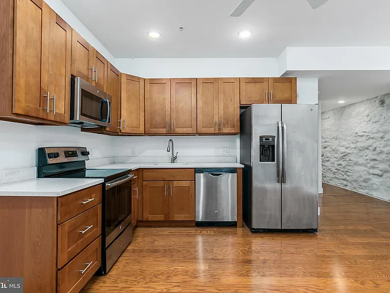 1639 Poplar St #LL2 — Photo 2