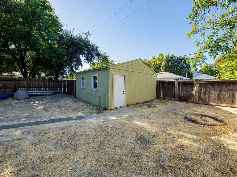 303 E Arcade St — Photo 21