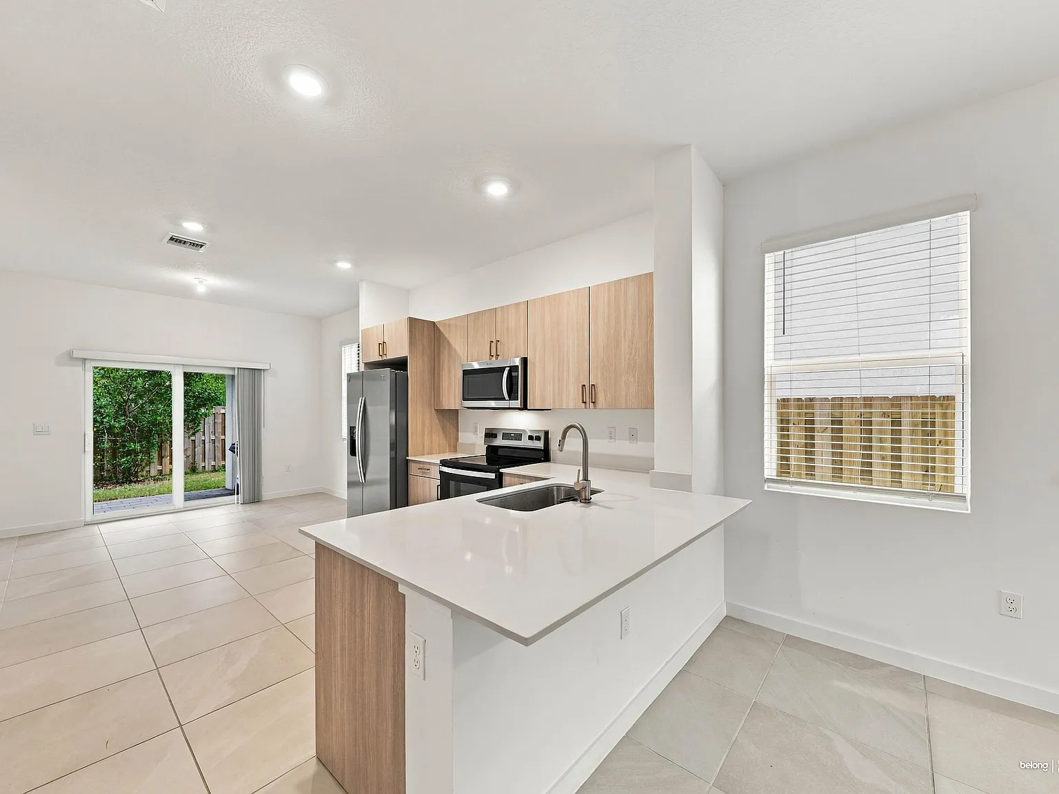 4 bed, 3.0 bath, 2085 sqft, $4,200 — Photo 2