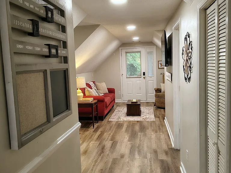 E Sandhurst Dr — Photo 4