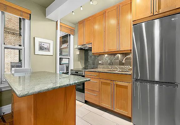 4th image of 325 W 45th St APT 207
