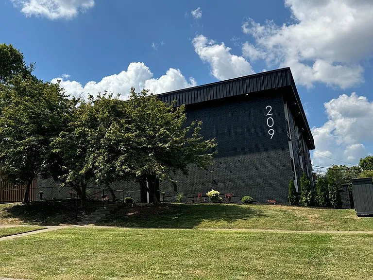 209 Lakeshore Dr — Photo 13