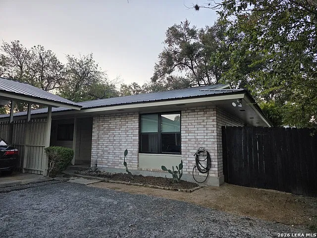 2 bed, 1.0 bath, 966 sqft, $1,375 — Photo 2