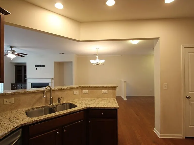 2132 Greencrest Cir — Photo 8