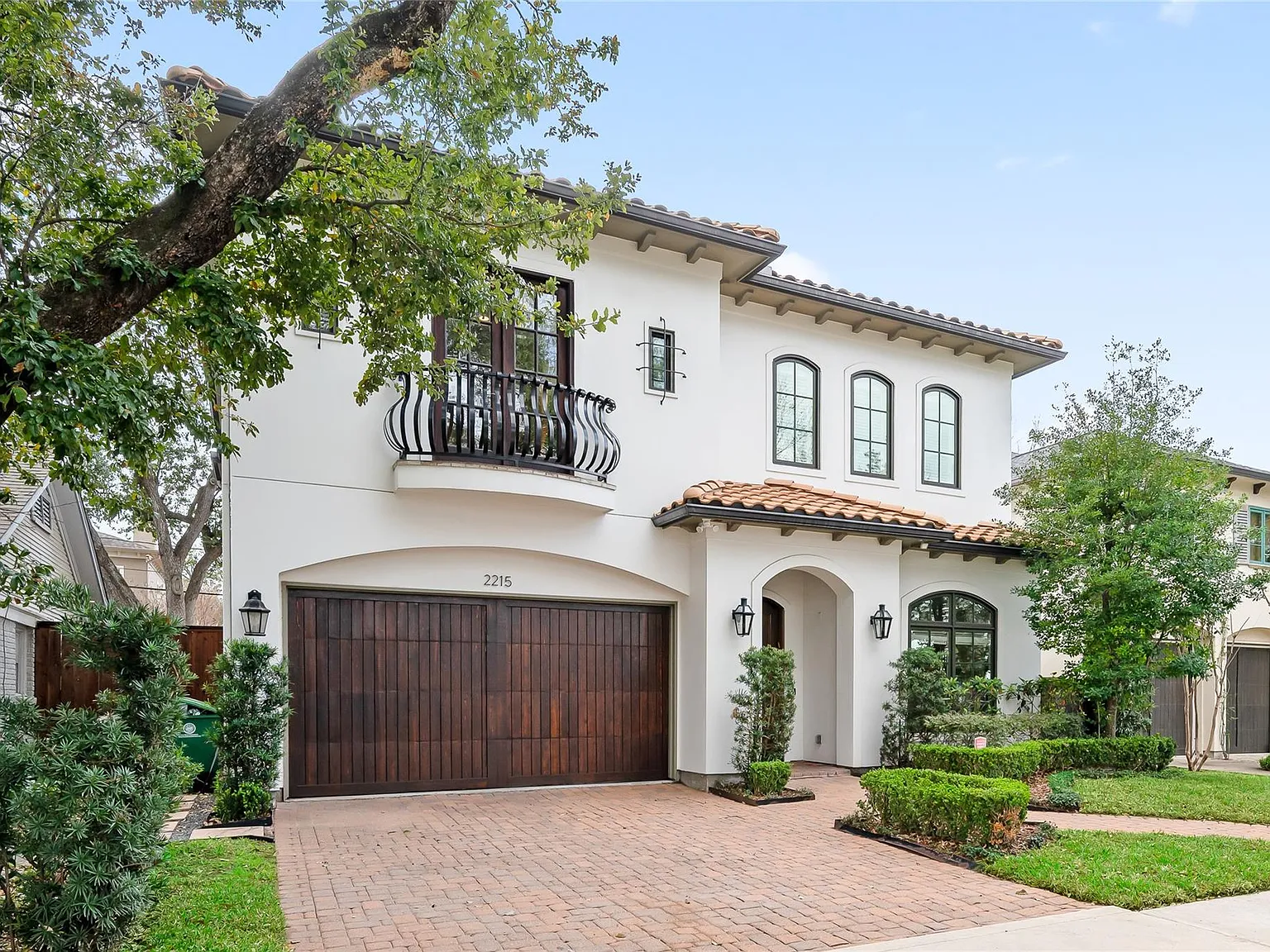 4 bed, 3.5 bath, 3866 sqft, $8,000 — Photo 2