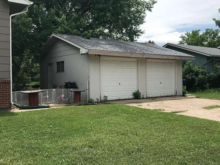 1101 Ash Dr — Photo 2