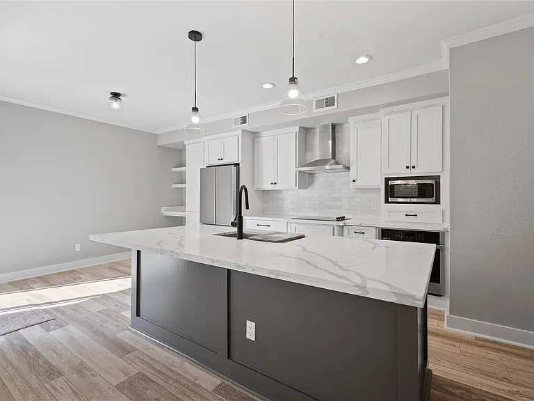 2113 Lake Village Dr — Photo 8