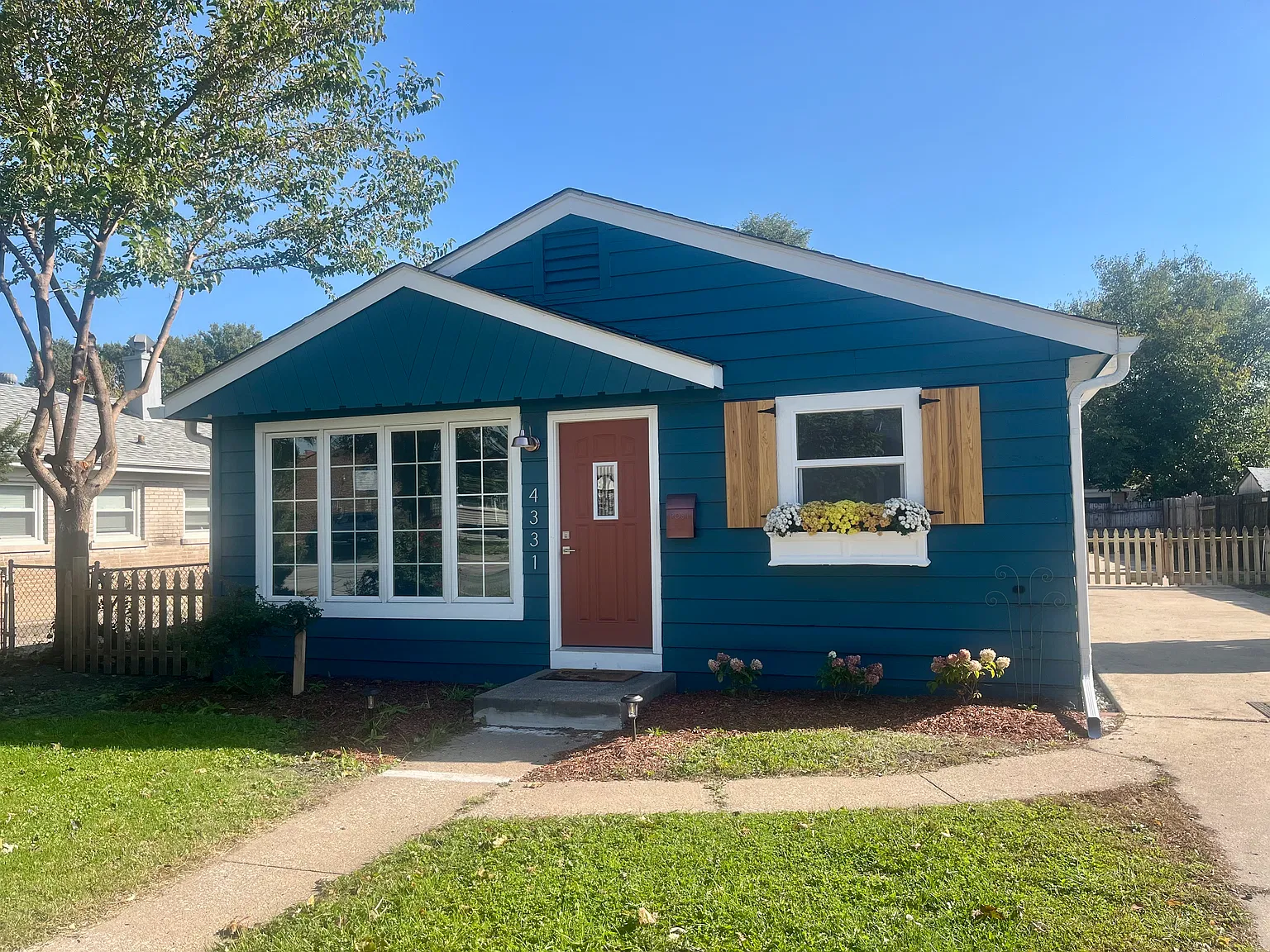 3 bed, 1100 sqft, $3,600 — Photo 1