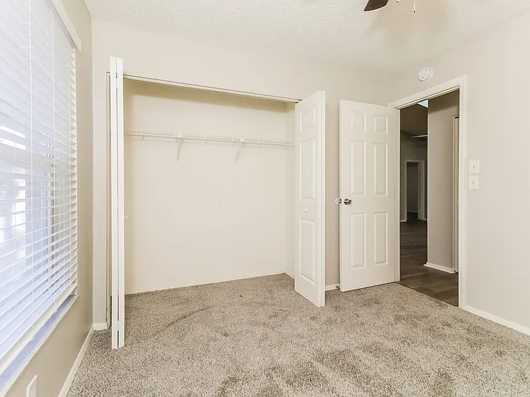 10935 Livingston Dr — Photo 13