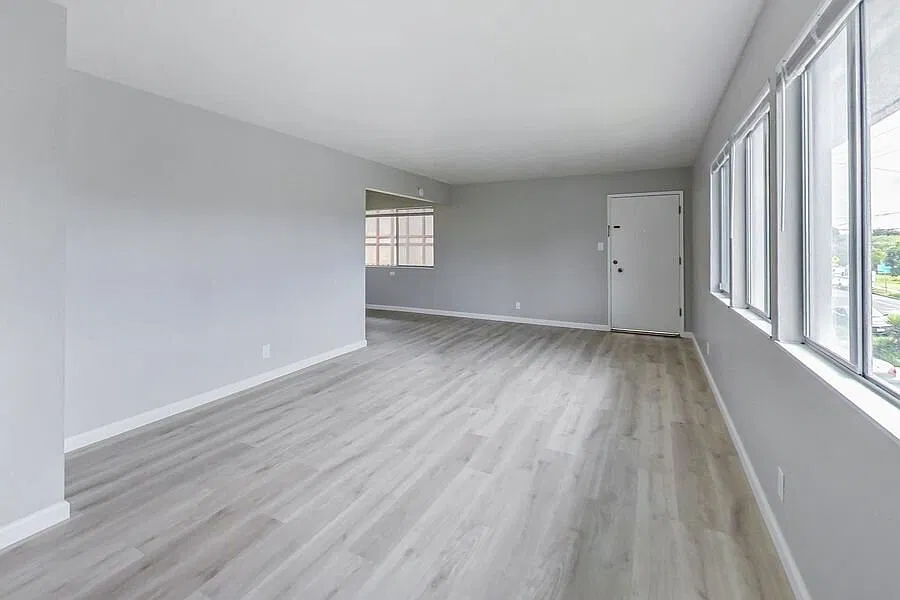 Spacious and modern two bedroom with parking included! — Photo 4