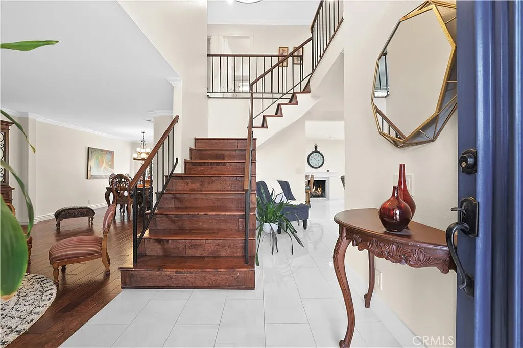 5 bed, 2.5 bath, 2560 sqft, $5,895 — Photo 3