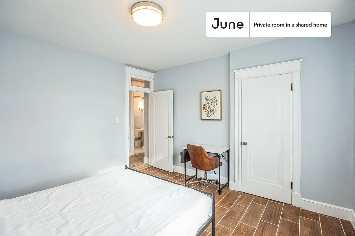 Queen bedroom in 7 bed/6 bath home in Dupont Park #1811 D — Photo 2
