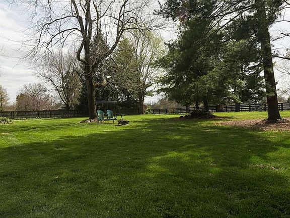 2nd image of 414 Oak Crest Dr