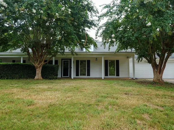 442 Oakview Cir, Smiths Station, AL 36877