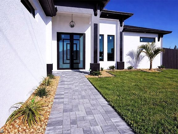 4th image of 909 Santa Barbara Blvd N