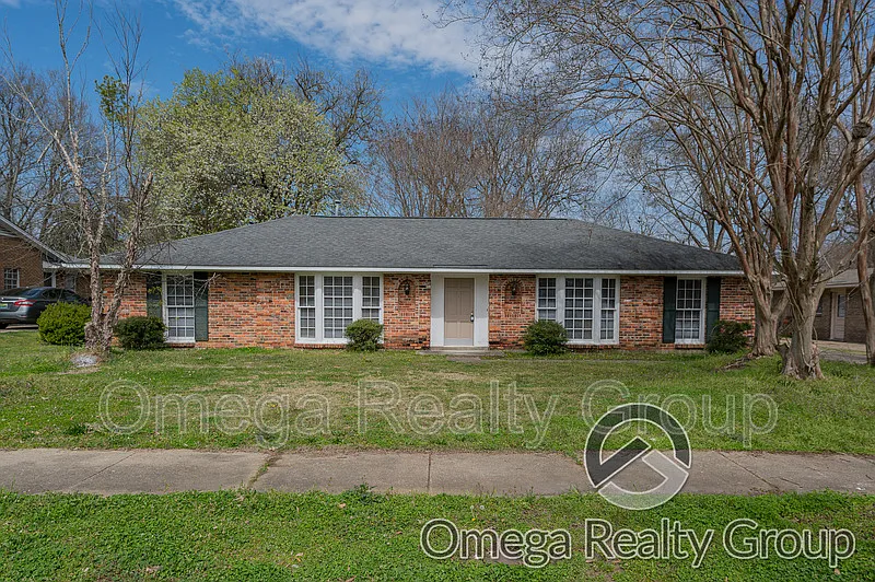 Brentwood — Photo 1