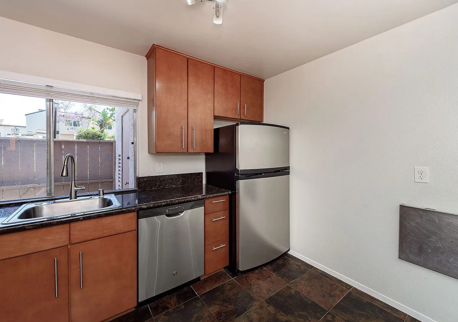 Amazing, Quiet University City Condo For Rent — Photo 3
