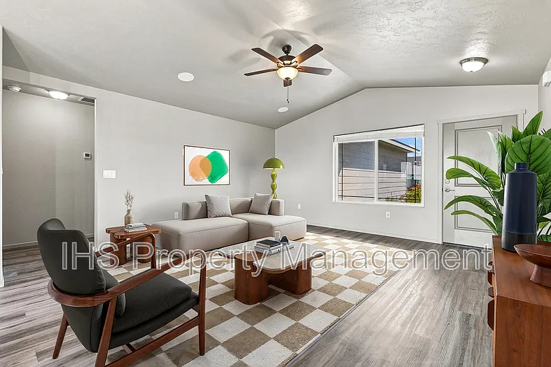 3 bed, 2.0 bath, 1400 sqft, $2,195 — Photo 3