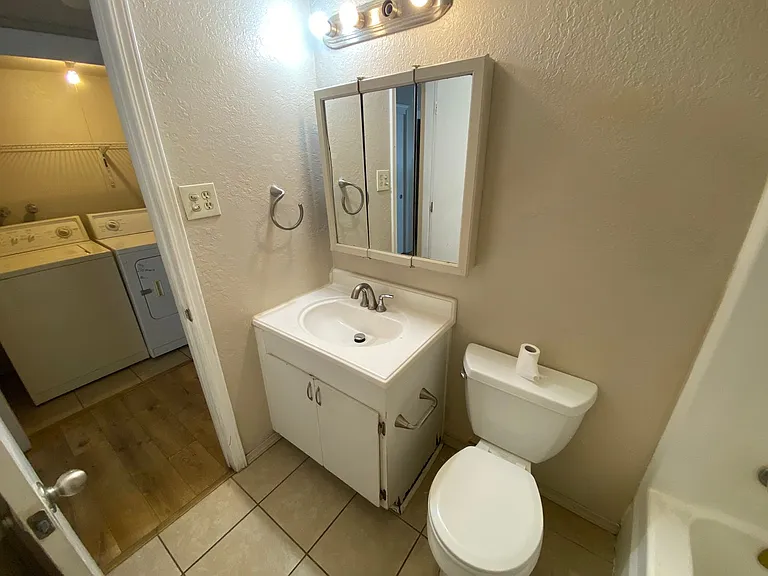 919-923 Alvarado Dr SE — Photo 14