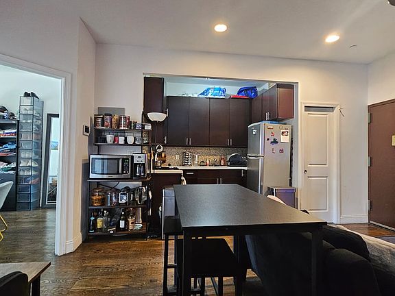 2nd image of 3059 Crescent St APT 4R