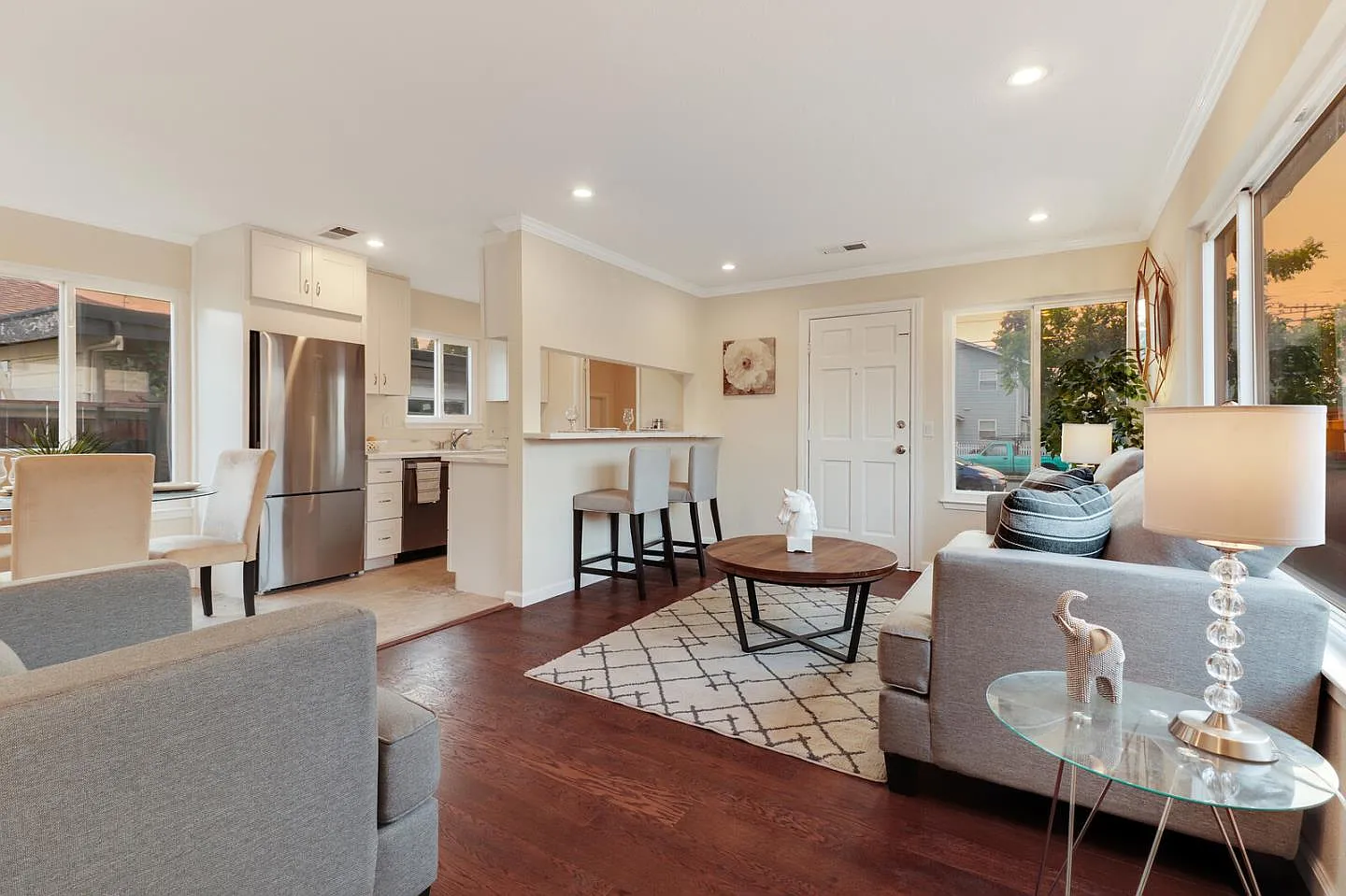 590 Hurlingame Ave photo 1
