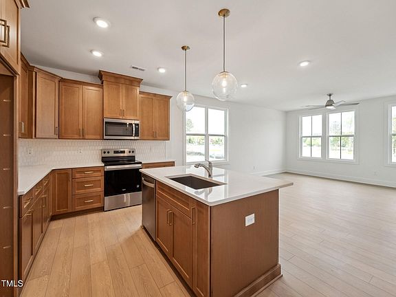 5th image of 810 Barlow Dr #252