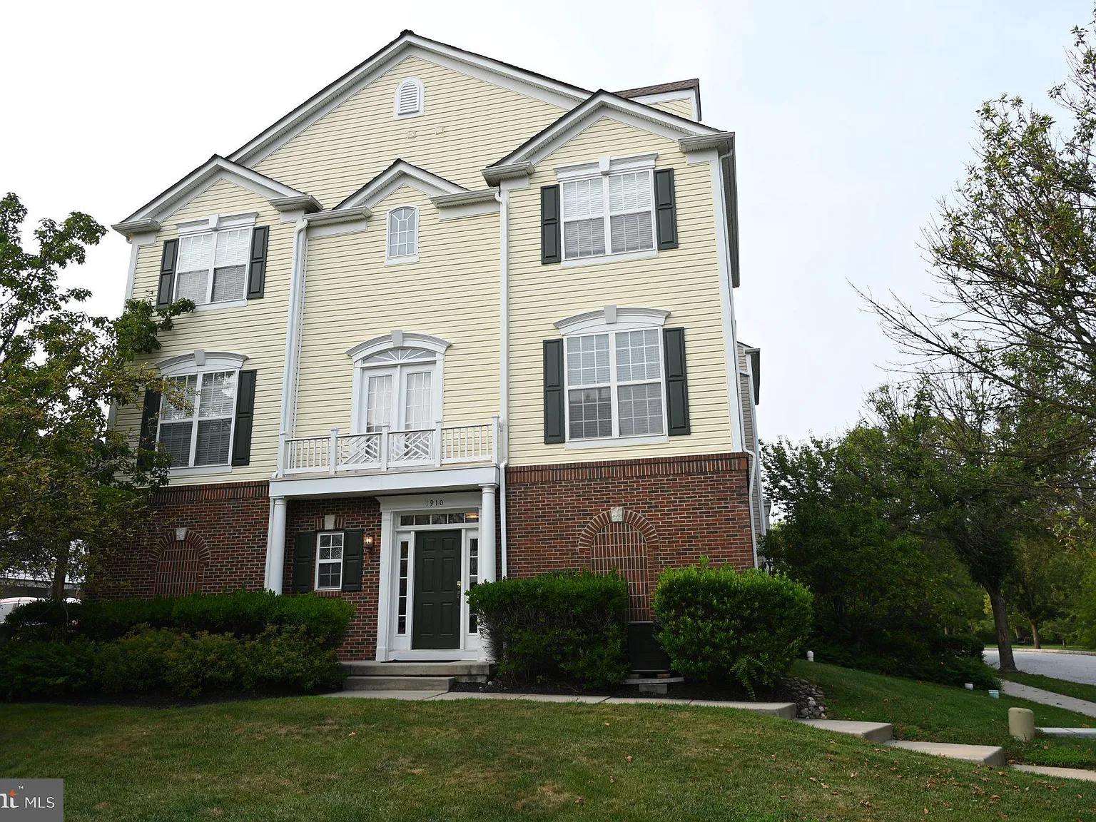 3 bed, 2.5 bath, 2080 sqft, $3,300 — Photo 3