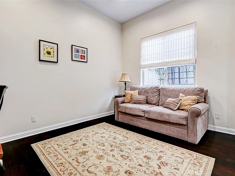 3005 N Poinsettia Ave — Photo 32
