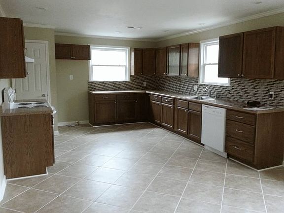Spacious kitchen and dining ar